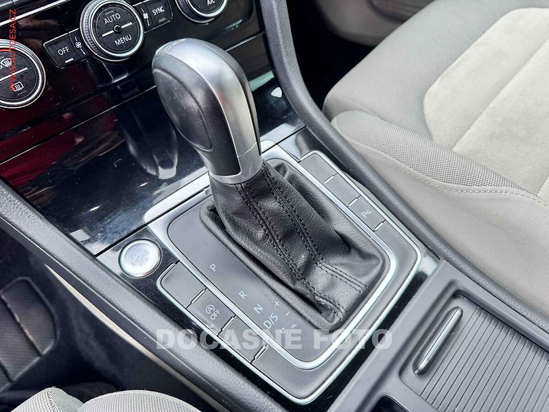 Volkswagen Golf (2018) 1.6TDi, DSG, LED, navi - fotka 14 z 16