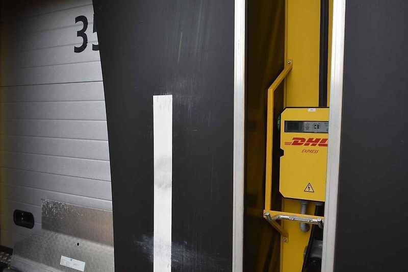 Testovaný Ford-E Transit působil mezi žlutými dodávkami jako stříbrná vrána