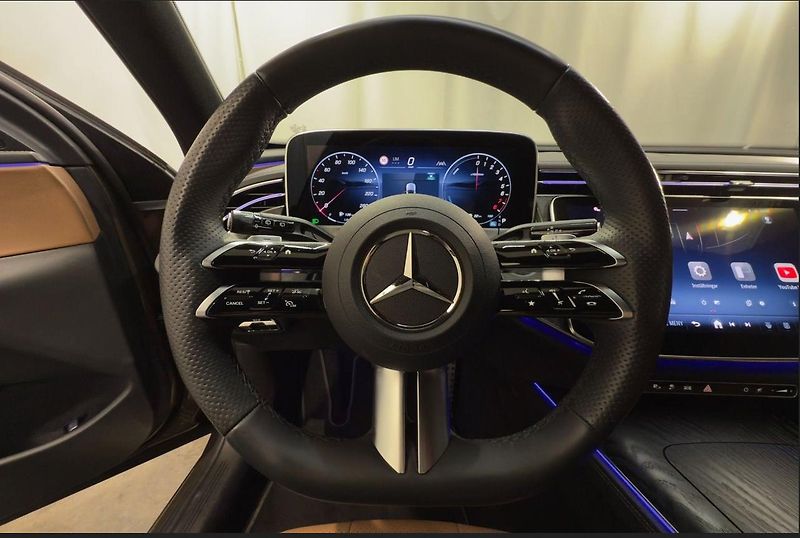 Mercedes-Benz Třídy E 300 e AMG Ambient - fotka 13 z 24