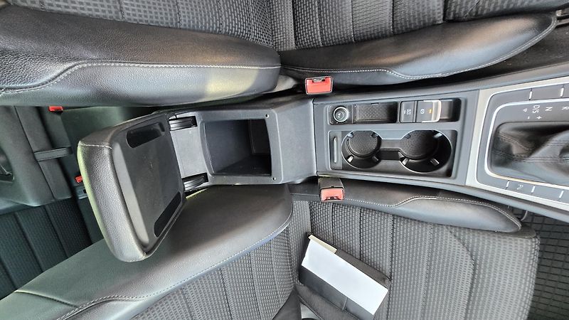 Volkswagen Golf 1.6TDI  DSG COMFORT 77KW - fotka 28 z 44