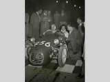 Maria Teresa de Filippis při závodě Mille Miglia 1950 se spolujezdcem Mottou.