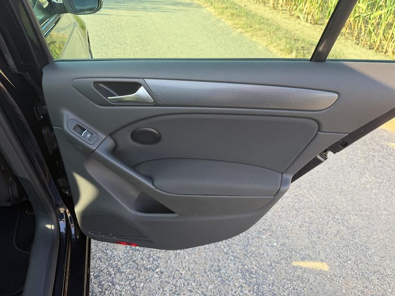 Volkswagen Golf (2011) VI 1,4i16V STYLE 1 MAJITEL - fotka 31 z 66