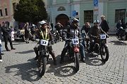 Stovka nablýskaných motocyklů a automobilů předválečné a meziválečné éry vyrazila v neděli z Horního náměstí v Přerově na spanilou jízdu regionem. Nejstarší účastnicí byla 88letá Libuše Šulcová. Vyrazila na motocyklu BSA 770 se sidecarem z roku 1928.