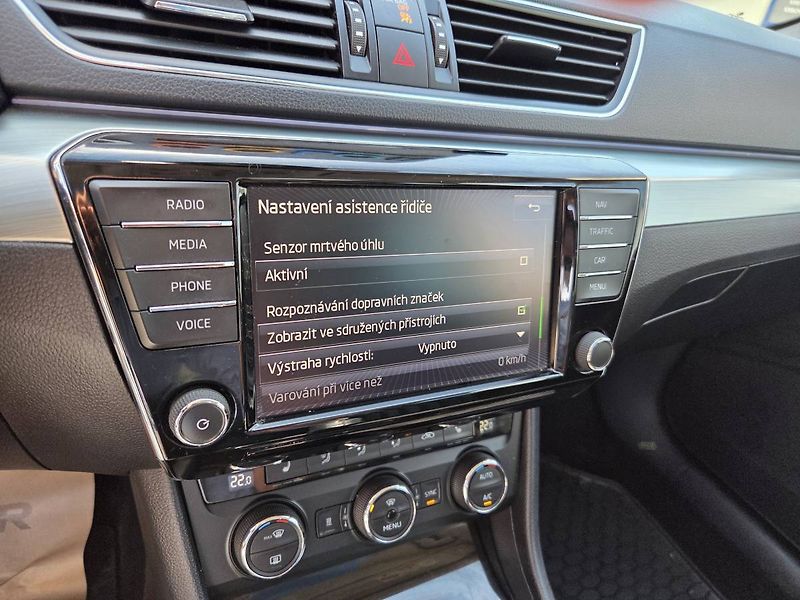 Škoda Superb (2015) 1.4 TSI Style Plus - fotka 34 z 53