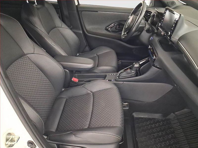 Toyota Yaris (2020) Kůže, Tempomat, Park. senzory, - fotka 9 z 19