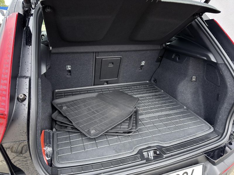 Volvo XC40 T2 FWD // CORE // PANORAMA - fotka 13 z 30