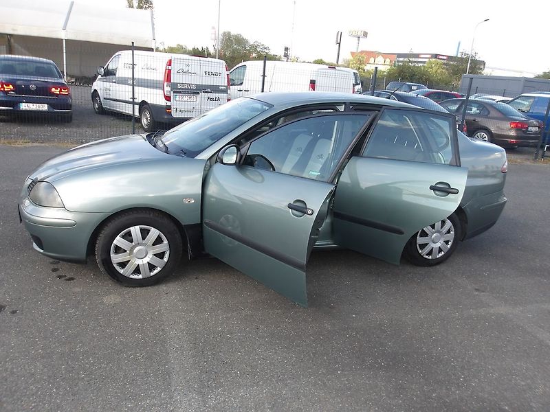 Seat Cordoba 1,2i ČR 2.MAJITEL ! - fotka 13 z 29