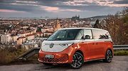 Volkswagen ID.Buzz, jeden z nominovaných vozů, který postoupil do finále hlasování poroty.