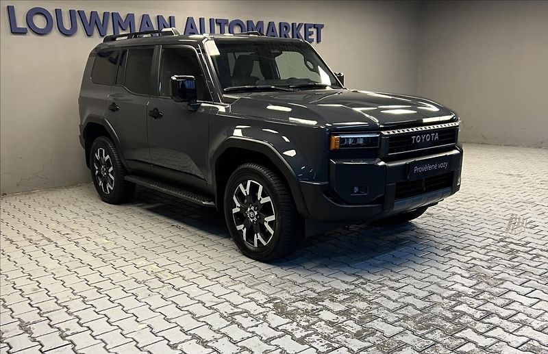 Toyota Land Cruiser 2,8 AT INVINCIBLE - fotka 17 z 20