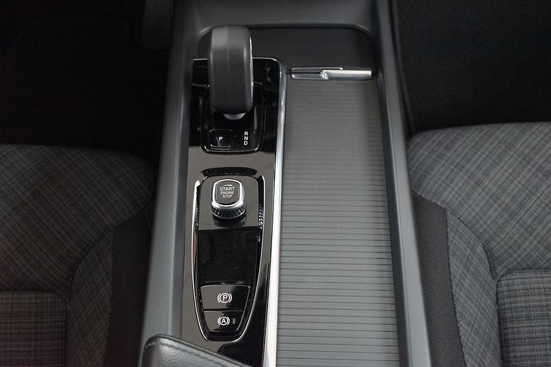 Volvo XC60 B4 ESSENTIAL*TAŽNÉ*KAMERA*DPH* - fotka 21 z 34