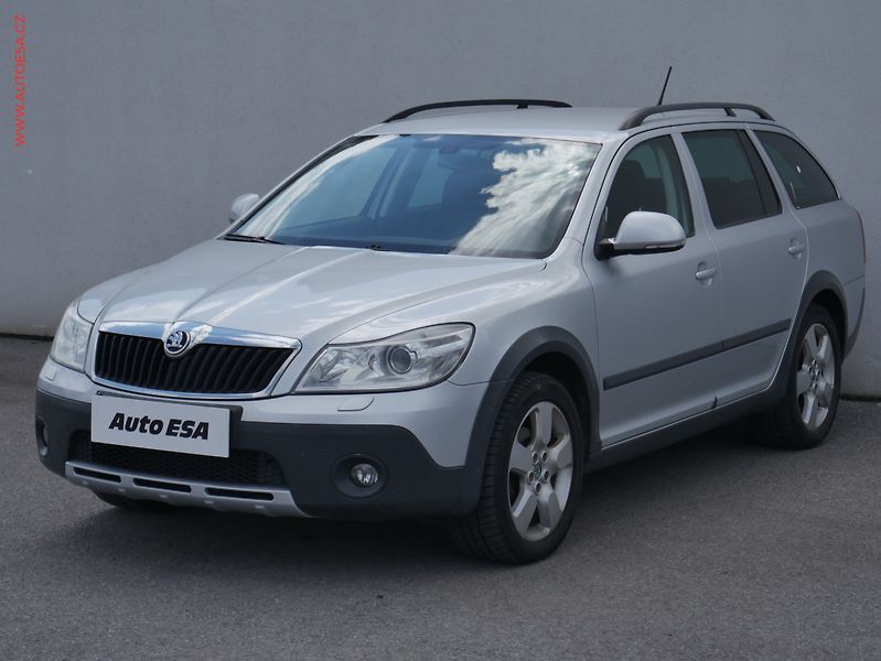 Škoda Octavia (2013) 2.0 TDI 4x4, ČR, Bixenon, AC - fotka 3 z 24