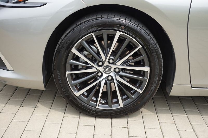 Lexus ES 300h ZLEVNĚNO 2,5 HSD LIMITED EDITI - fotka 9 z 41