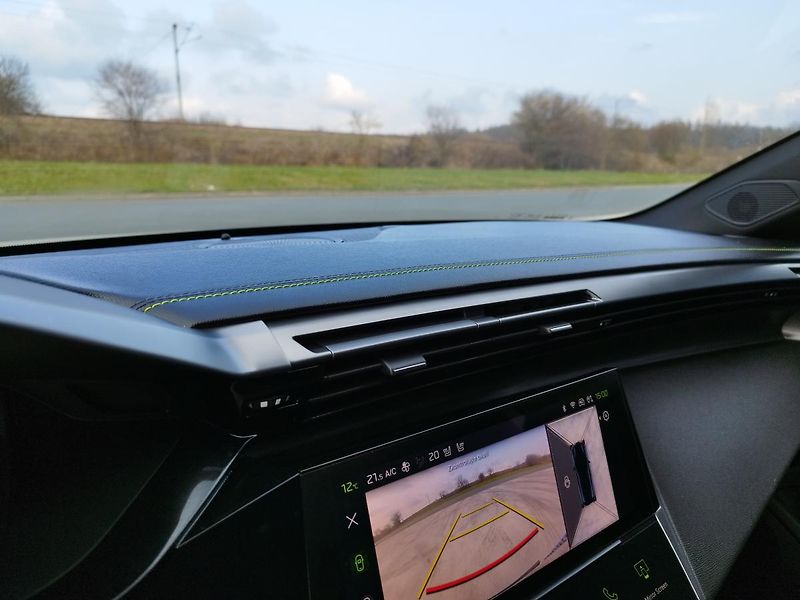 Peugeot 308 GT,PURE TECH 1.2i,96KW, 6900KM - fotka 23 z 36