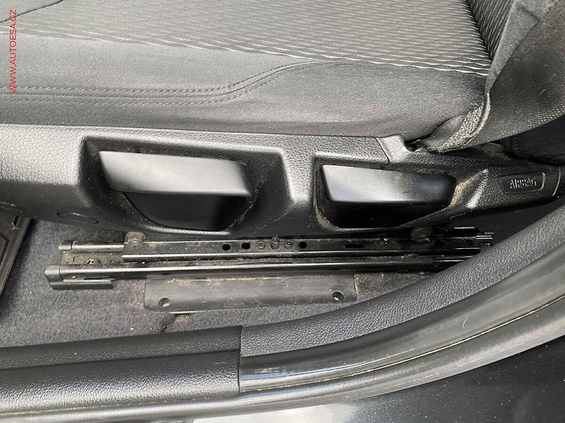 BMW Řada 1 (2013) 1.6i 116i, AC, bixen, park - fotka 15 z 18