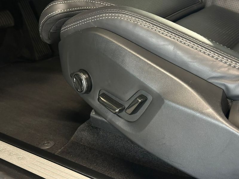 Volvo XC60 T8 PLUS Dark, Ventilace, 360° - fotka 19 z 35