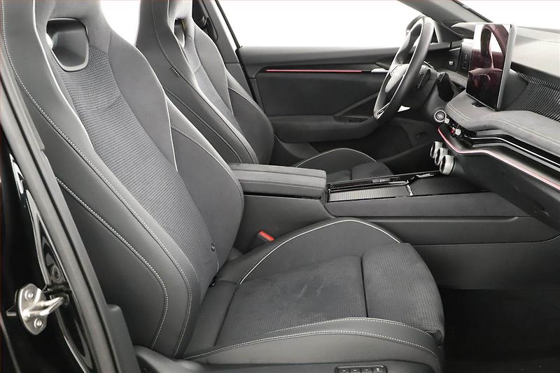 Škoda Superb (2025) 2.0 TDI, Sportline, Navigace - fotka 7 z 21