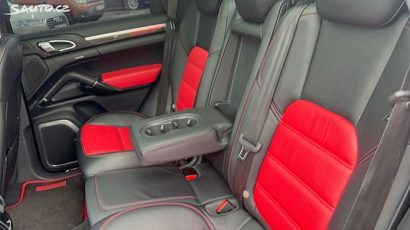 Porsche Cayenne Turbo S - fotka 10 z 44