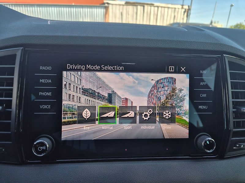 Škoda Karoq SportLine 2,0 TDI DSG 4x4 - fotka 30 z 34