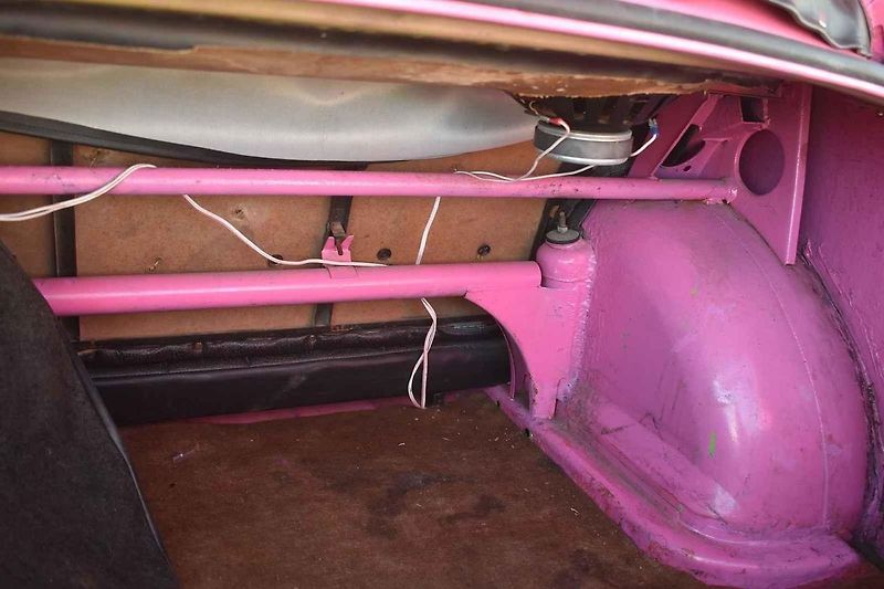 Trabant Cabrio, zejména v takovéto růžové barvě, budí zaslouženou pozornost.
