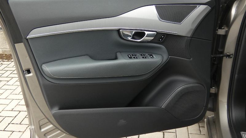 Volvo XC90 B5 AWD Momentum PRO 7 míst - fotka 8 z 27