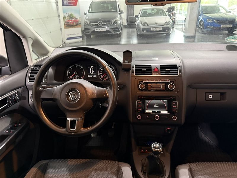 Volkswagen Touran 1,6   TDI 77KW VÝHŘEV TAŽNÉ - fotka 16 z 19