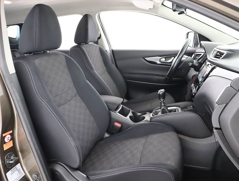 Nissan Qashqai (2014) Acenta 1.6 dCi, 4X4, ČR,1.maj - fotka 9 z 20