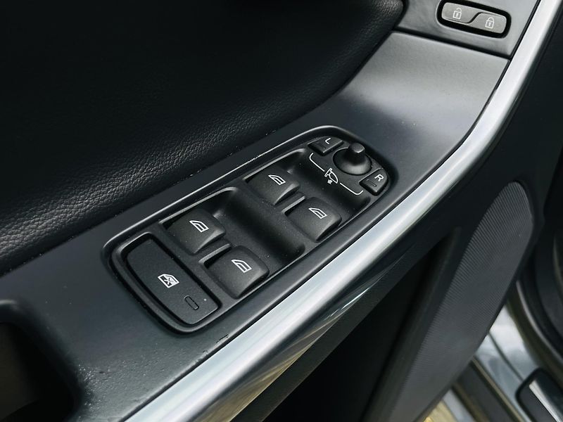 Volvo XC60 2.4D 5VÁLEC 1.MAJITEL SERVISKA - fotka 33 z 43