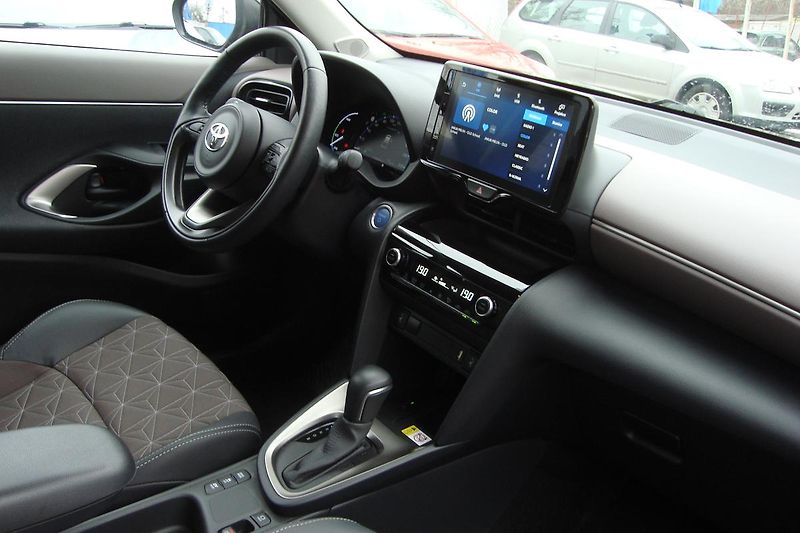 Toyota Yaris Cross (2024) 1.5 Hybrid,ČR,1.Maj.Exetucive - fotka 40 z 83
