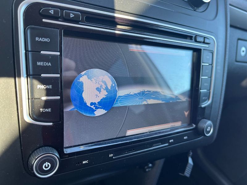 Volkswagen Touran 1.6TDi 77kW*WEBASTO*VÝHŘEV SED - fotka 28 z 34