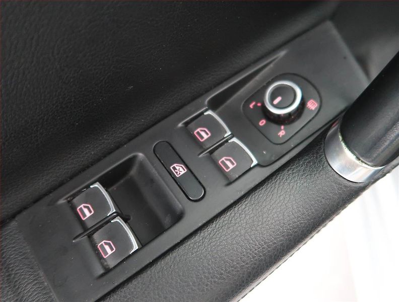 Volkswagen Passat (2011) 2.0 TDI, 4X4, Xenony - fotka 18 z 18