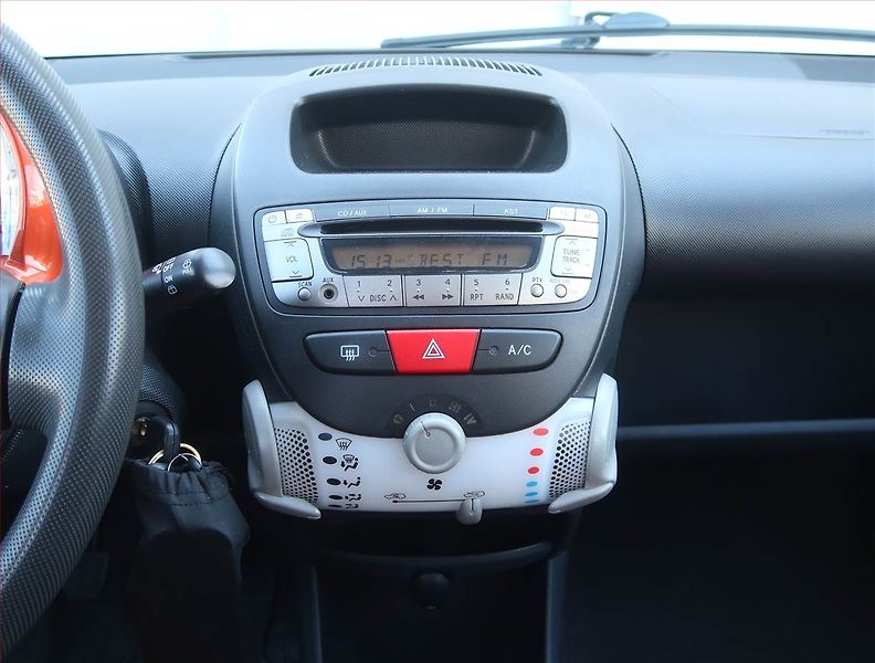 Toyota Aygo (2012) 1.0 VVT-i, Park. senzory - fotka 12 z 14