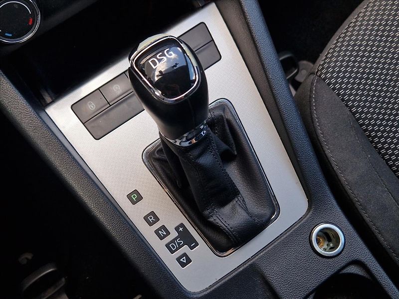 Škoda Octavia 1,6 TDI VÝHŘEV NEZ.TOPE XENONY - fotka 32 z 34