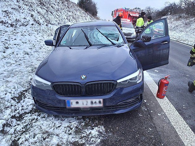 Do čelního skla osobního auta podle všeho narazil kus ledu uvolněného z náklaďáku., zdroj: hasiči