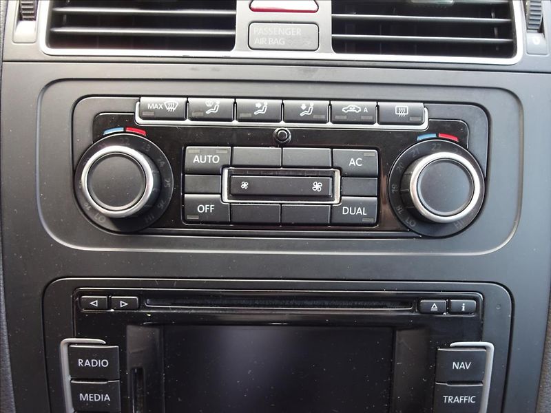 Volkswagen Touran 2,0 TDI 103kW 7.MÍST - fotka 37 z 55