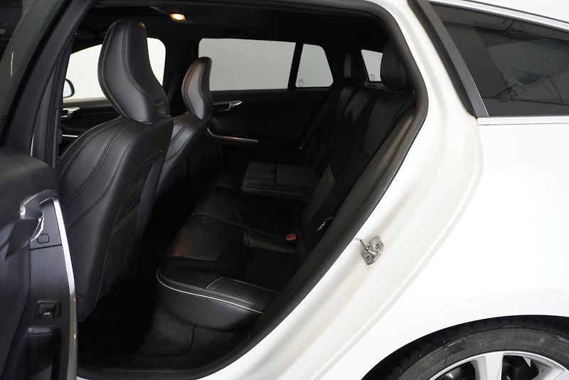 Volvo V60 2.0 T6  AWD R-DESIGN AUTOMAT - fotka 13 z 33