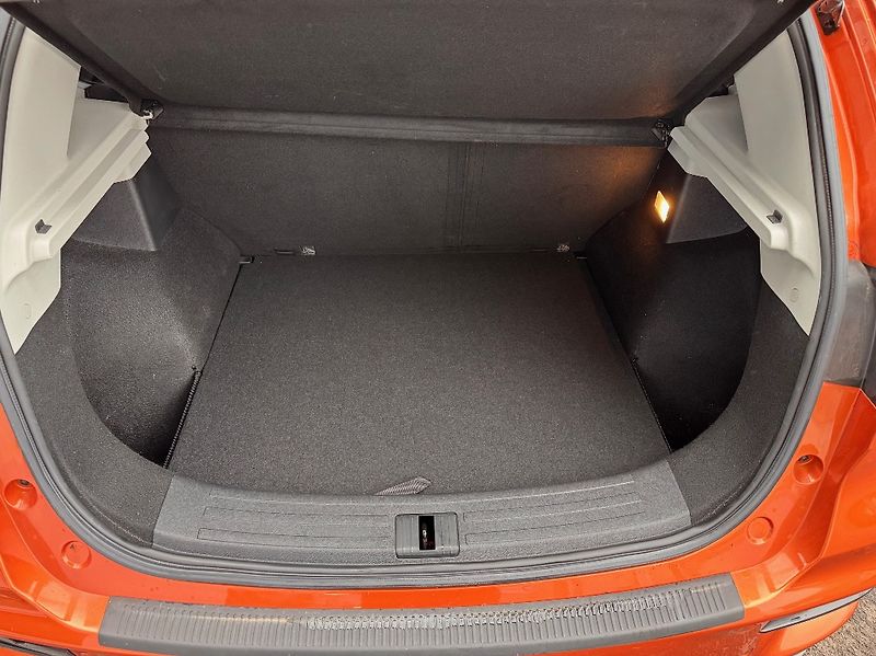 MG ZS (2023) 1,0 TGI (111k) 6AT Exclusive - fotka 37 z 42