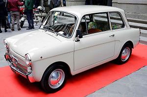 Bílý vůz Autobianchi Bianchina.