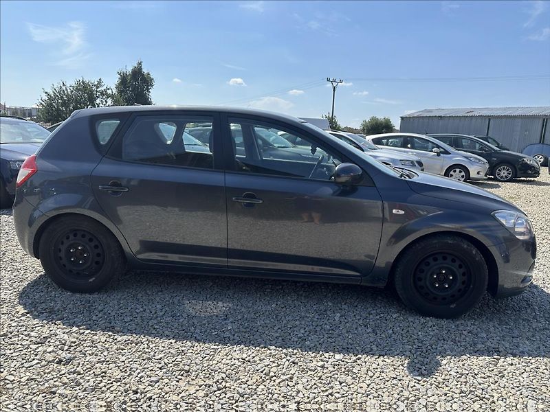 Kia Ceed 1,6 CRDi 85kW Exclusive - fotka 4 z 28