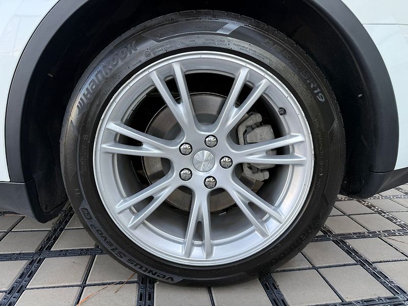 Tesla Model Y Standrart Range LFP Tažné - fotka 7 z 43