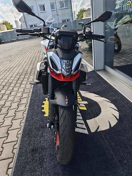 Aprilia (2026) Tuono 457 E5+ - fotka 11 z 38