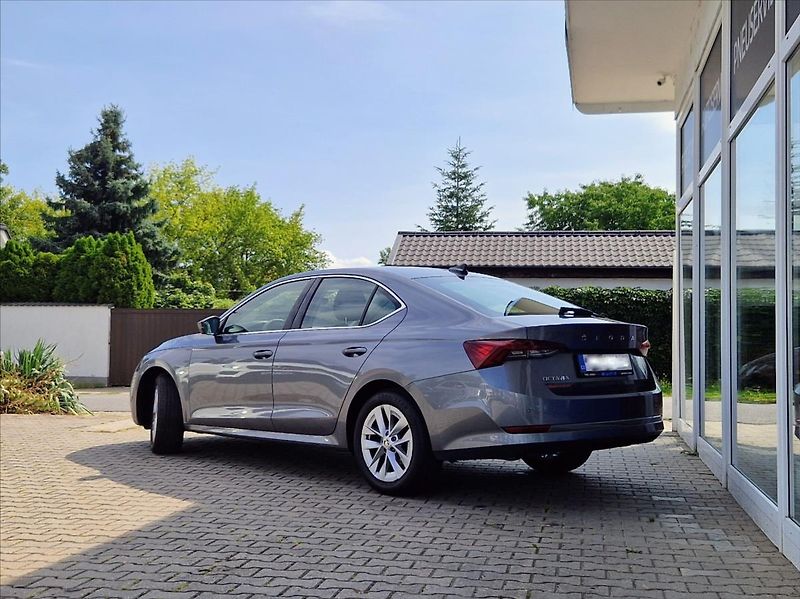 Škoda Octavia 2,0 TDI DSG TOPSTAV +ZIMNÍPNEU - fotka 3 z 46