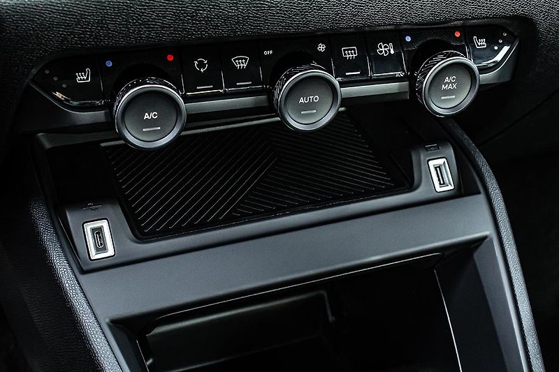Citroën C4 (2026) 1,2 PLUS benzín 130k Automat - fotka 14 z 18