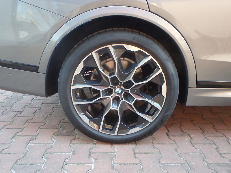 BMW X7 (2025) xDrive40d, INDIVIDUAL,xOffroad - fotka 25 z 30