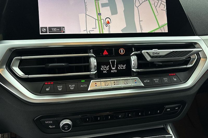 BMW Řada 3 330i xDrive - fotka 21 z 27