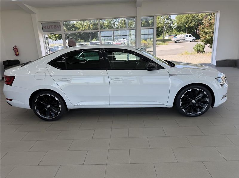 Škoda Superb 2,0 TDi, Sportline, Navi, DSG - fotka 6 z 36