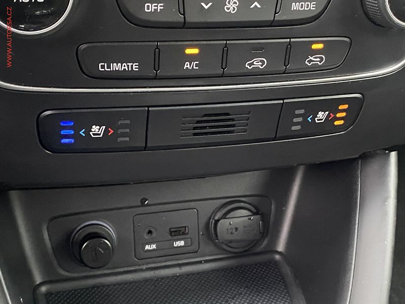 Kia Sorento (2014) 2.2CRDi 4x4, AT, xenon, panor - fotka 20 z 23