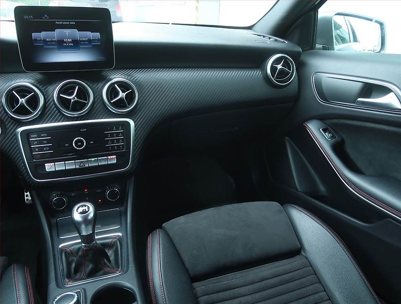Mercedes-Benz Třídy A (2017) A 180, Kůže, Tempomat - fotka 8 z 17