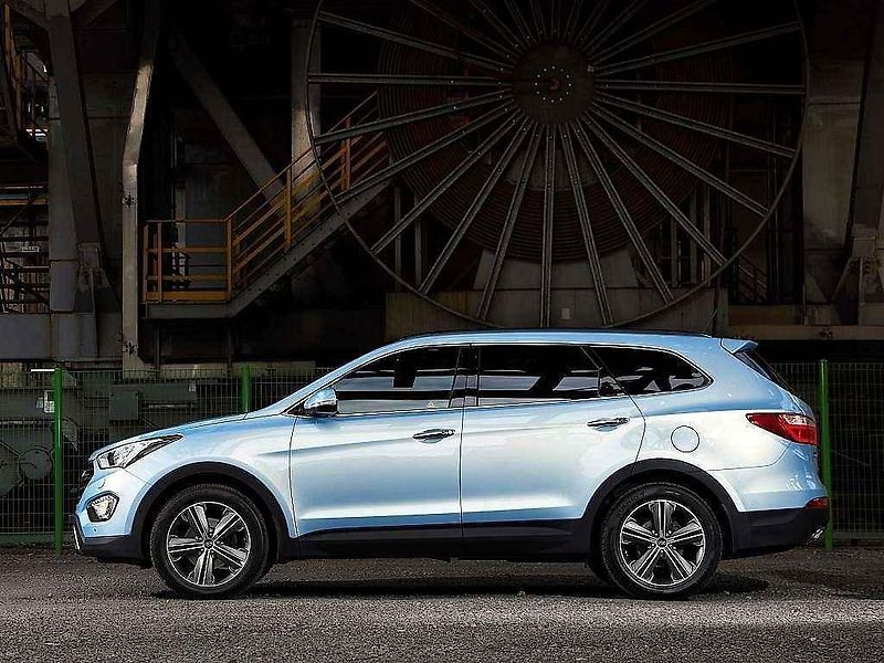Hyundai Grand Santa Fe.