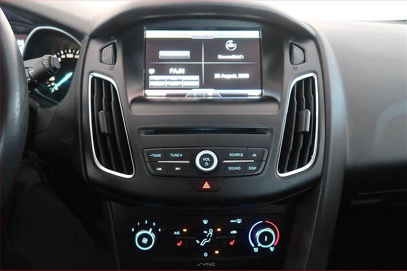 Ford Focus (2015) 1.5 TDCi, Navi, Tempomat - fotka 12 z 16