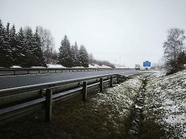 Na úseku dálnice D7 u obce Stehelčeves číhá na řidiče dešťová past.